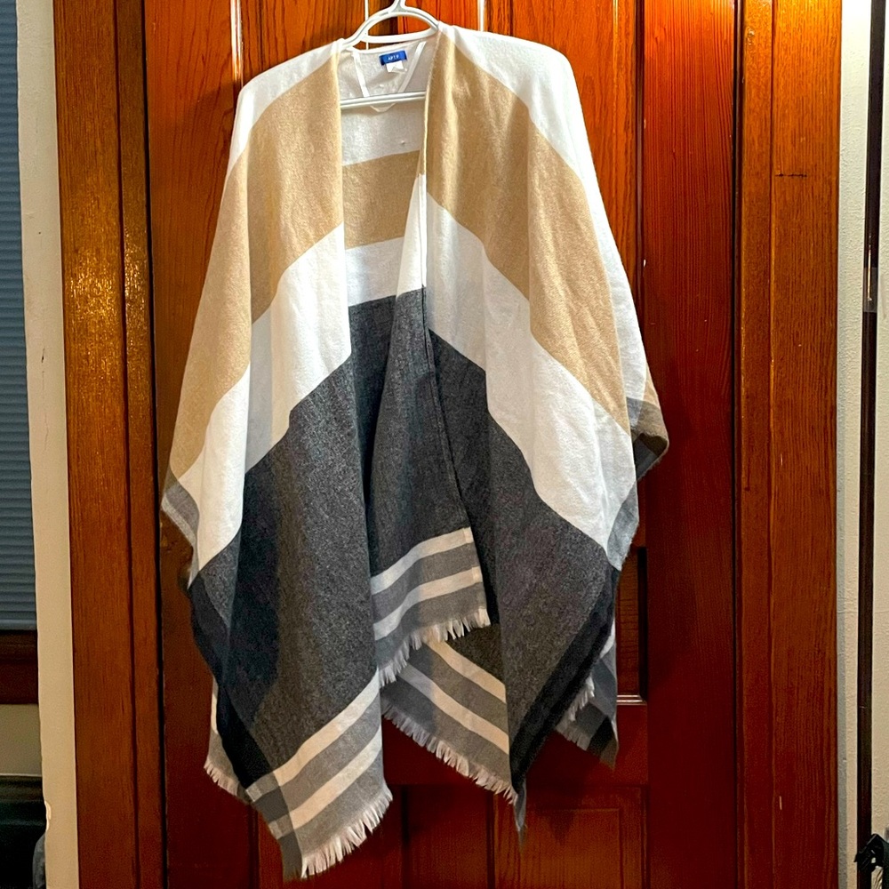 Apt. 9 Women’s Plaid tartan beige white gray shawl